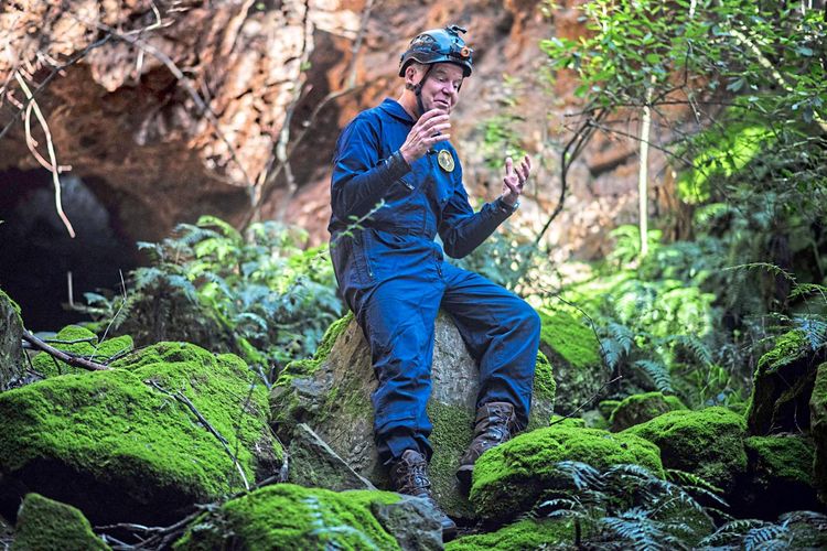 Paläoanthropologe Lee Berger in der Höhle