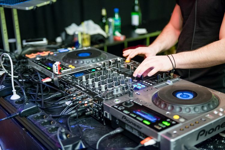 Zwei Arbeitgeber. Zwei Welten. - Karriere - derStandard.at › Karriere