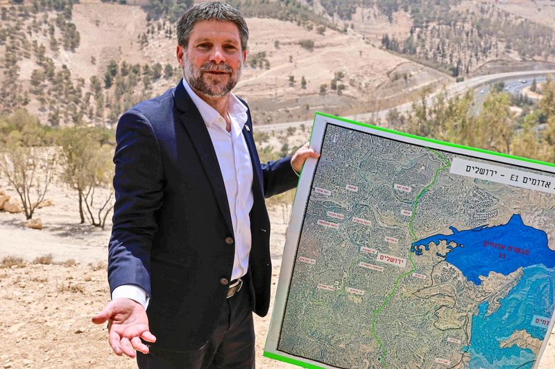 Smotrich zürnt über drohenden Haftbefehl, und ein Beduinendorf muss zittern