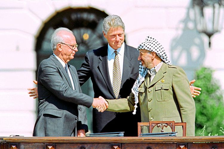PLO-Chef Yassir Arafat und Ministerpräsident Yitzhak Rabin besiegeln das Oslo-Abkommen