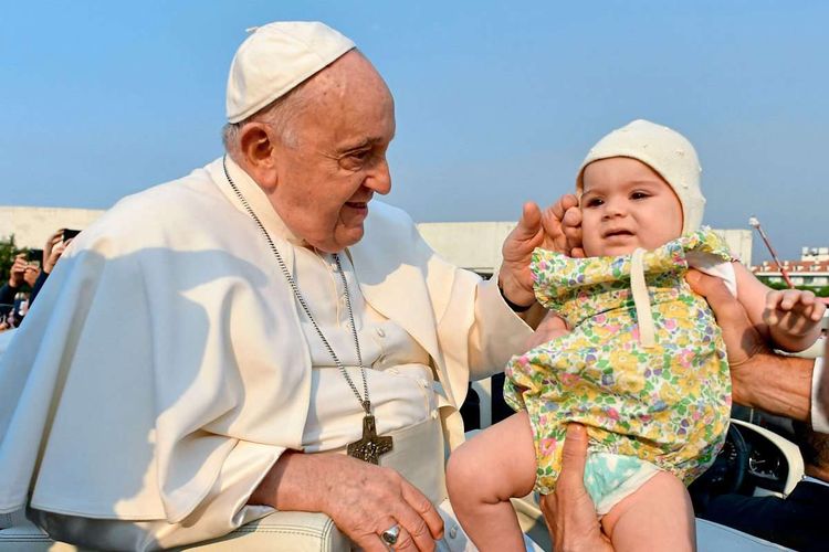 Papst mit Baby