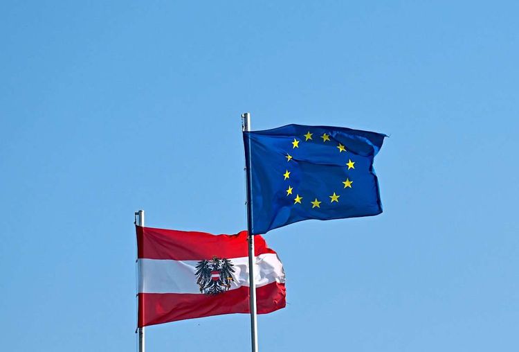 Eine Österreich-Flagge neben einer EU-Flagge
