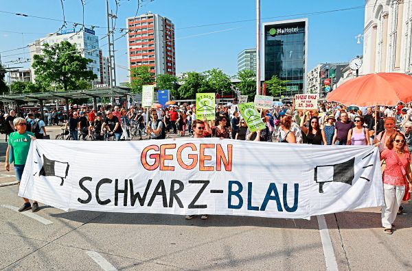 Etwa-1-200-demonstrieren-bei-Gro-demo-gegen-Schwarz-Blau-in-Salzburg