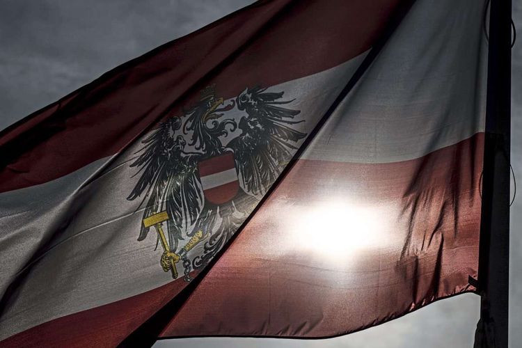Österreichische Flagge verdunkelt Sonne
