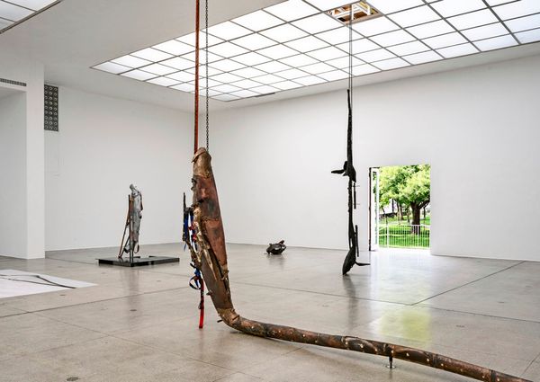 Wie-Fische-an-der-Angel-June-Crespos-Skulpturen-in-der-Secession