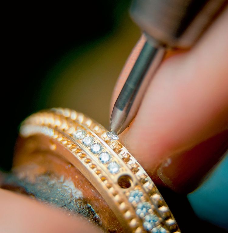 Ob Edelsteinfassen, Emaillieren, Gravieren oder Holzmarqueterie: Traditionsreiche Techniken haben in der Haute Horlogerie einen festen Platz.