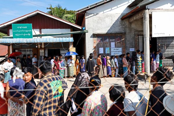 Erste-Parlamentswahl-in-Myanmar-seit-Milit-rputsch-begonnen