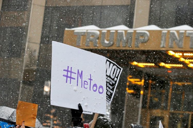 Feministischer Protest in New York vor dem Trump Tower mit einem Schild, auf dem #MeToo steht. 
