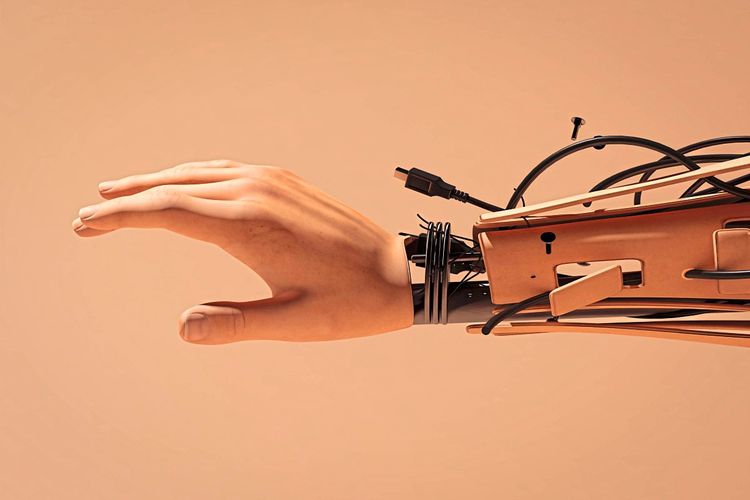 Menschliche Hand mit Roboterarm.