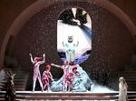Eine Mars-Oper nach Richard Strauss als rotes Festspieltuch Mit "Ariadne auf Naxos" haben die Festspiele ihren ersten Aufreger. Trotz greller Momente bleibt Ersan Mondtags Regie ideenblass, die Musik erfreut