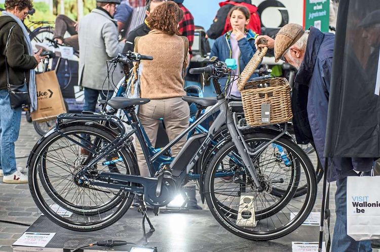 E-Bikes und Menschen auf einer Ausstellung, auf der das Fahrrad im Mittelpunkt steht. 