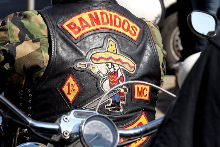 Eine Kutte mit dem Logo Bandidos. Darauf zu sehen ist ein mexikanischer Bandit mit Revolver und großer Machete. 