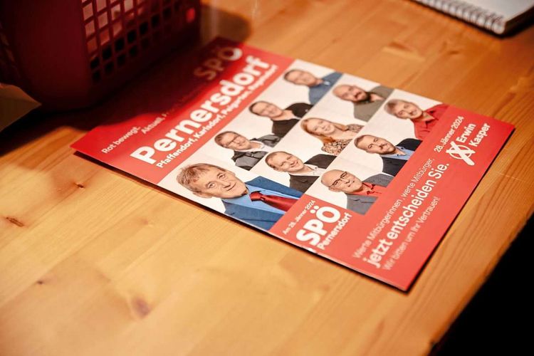 Eine Broschüre der SPÖ Pernersdorf mit Fotos der Kandidatinnen und Kandidaten.