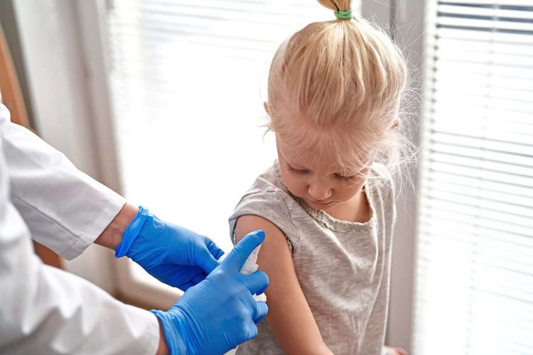 Ein Kind wird auf eine Impfung vorbereitet. 