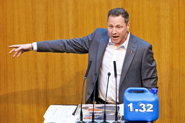 Wer-hat-die-bessere-Spritpreisbremse-f-r-sterreich-Koalition-und-FP-liefern-sich-Wettstreit-im-Parlament
