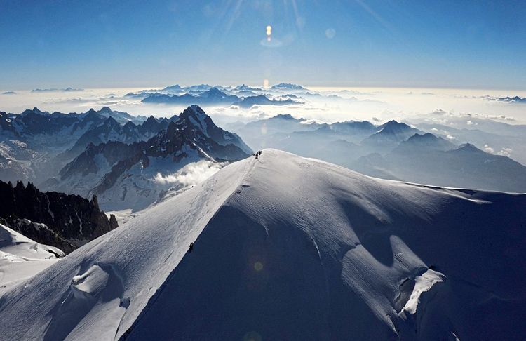 Gipfel des Mont Blanc mit Blick über die Umgebung