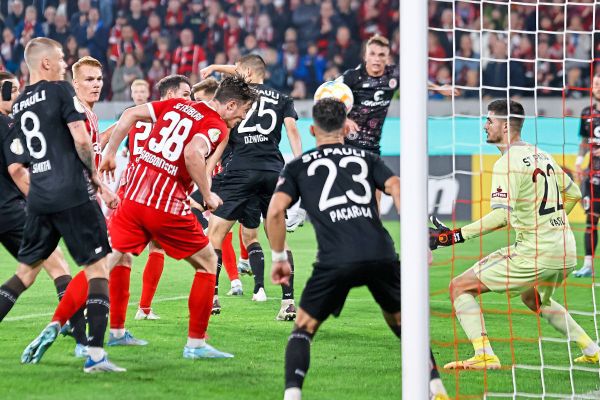 Gregoritsch Köpfelt Freiburg In Einem Pokal-Krimi Ins Achtelfinale ...