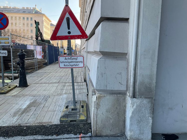 Warnschild auf dem Gehsteig mit einer Baustelle vor dem Straflandesgericht Wien