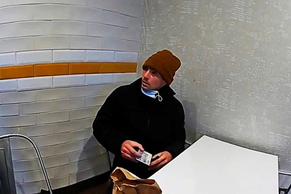 Video-zeigt-mutma-lichen-CEO-M-rder-Luigi-Mangione-vor-Festnahme