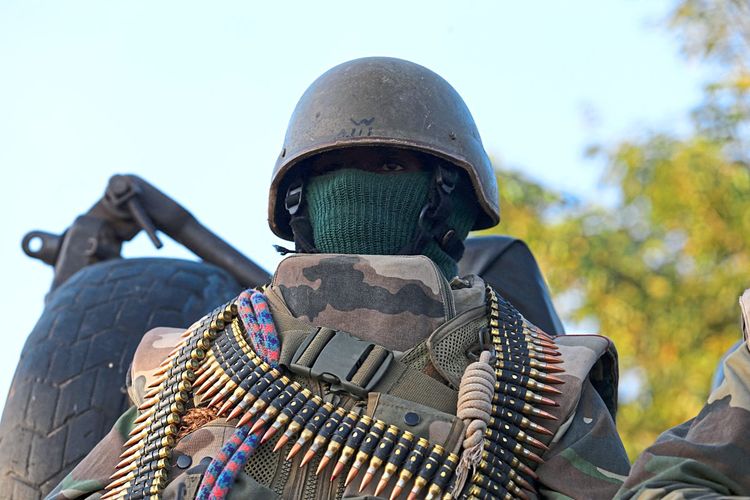 Ein Soldat des westafrikanischen Staatenbunds Ecowas bei einem Einsatz in Gambia.