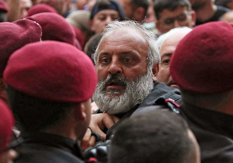 Bagrat Galstanjan im Handgemenge mit einigen armenischen Polizisten