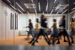 Verdienen die Kollegen mehr als ich? Mit der Antwort tun sich viele Länder schwer Gleicher Lohn für gleiche Arbeit, das will die EU. In Österreich und anderen Ländern formiert sich gegen die Richtlinie Widerstand. Nun wird auf Zeit gespielt. Mit Erfolg?