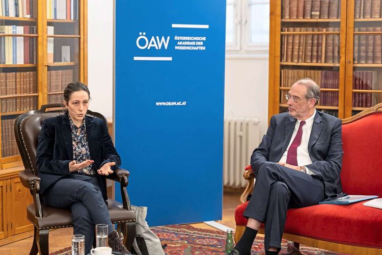 Ariane Sadjed und ÖAW-Präsident Heinz Faßmann.