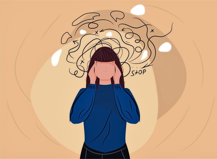 Eine Illustration einer Frau mit braunen Haaren in einem blauen Pullover, die ihren Kopf mit beiden Händen hält. Um sie herum sind verwirrte Linien, Symbole und das Wort „STOP“ gezeichnet, die ihren Zustand von Chaos, Angst oder Verwirrung darstellen. Beige Hintergrund.