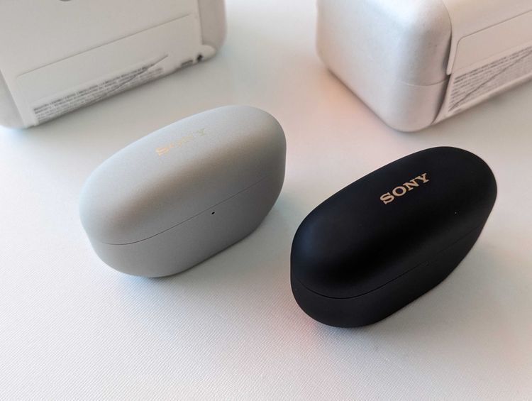 Das Bild zeigt die In-Ear-Kopfhörer WF-1000XM5 von Sony