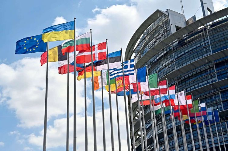 Aus Solidarität mit den Menschen in der Ukraine wird in Brüssel und Straßburg (Bild) sehr oft neben den EU-Mitgliedsflaggen auch die ukrainische Flagge gehisst.
