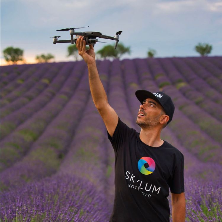 Der Landschaftsfotograf Raffaele Cabras Keller mit einer seiner Drohnen