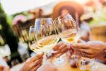Warum verträgt man Alkohol mit dem Älterwerden immer schlechter? Früher waren ein paar Bier oder Achtel kein Problem, jetzt hat man am nächsten Tag Kopfweh davon – obwohl die getrunkene Qualität oft viel besser ist. Ein Paradox?