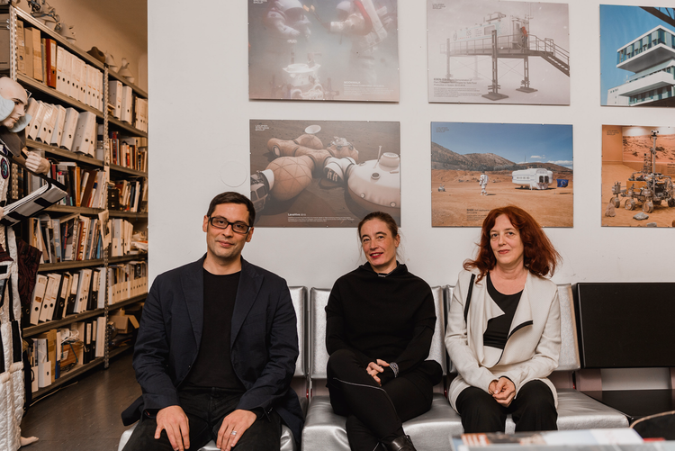 Das Architektenbüro Liquifer von René Waclavicek (links) Barbara Imhof (Mitte) und Waltraut Hoheneder (rechts) verblüfft mit faszinierenden Weltraumkonzepten.