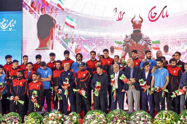 Fu-ball-WM-Irans-Auswahl-in-Teheran-wie-Kriegshelden-verabschiedet