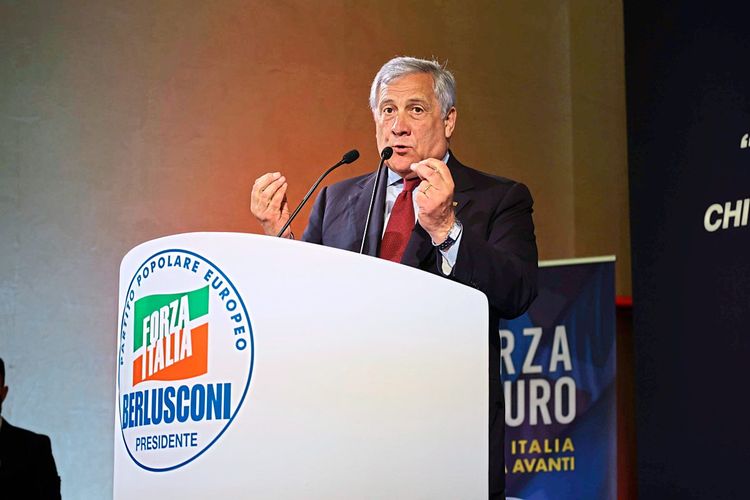 Antonio Tajani übernimmt die Partei.