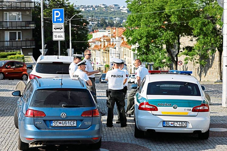 Polizeiwagen und Polizisten in Bratislava