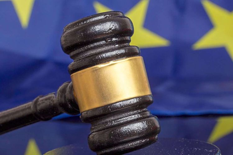 Gericht Hammer, EU-Flagge im Hintergrund
