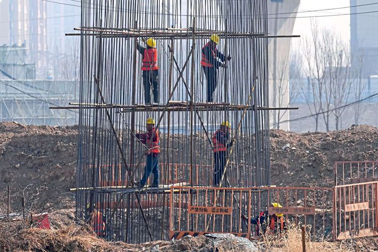 Arbeiter bauen an einer Stahlkonstruktion in China.