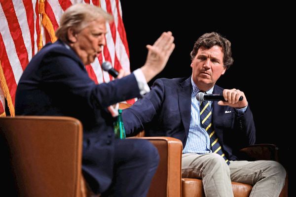Von-Tucker-Carlson-bis-Laura-Loomer-Trump-fliegt-seine-Maga-Koalition-um-die-Ohren