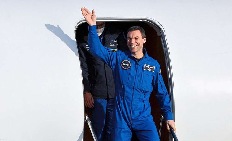 Der schwedische Esa-Astronaut Marcus Wandt trägt einen blauen Overall mit Esa-Logo und steigt winkend aus einem Flugzeug.