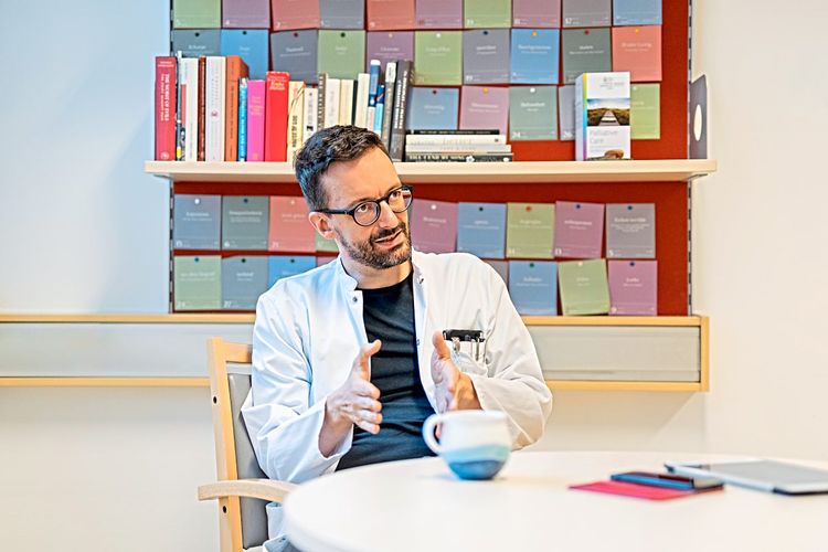 David Fuchs, Arzt, Onkologe und Palliativmediziner, in seinem Büro im Spital der Barmherzigen Schwestern in Linz.