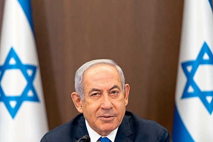 Benjamin Netanjahu zwischen zwei israelischen Flaggen.