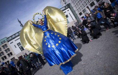 Eine Frau in Engelskostüm in den Farben der EU