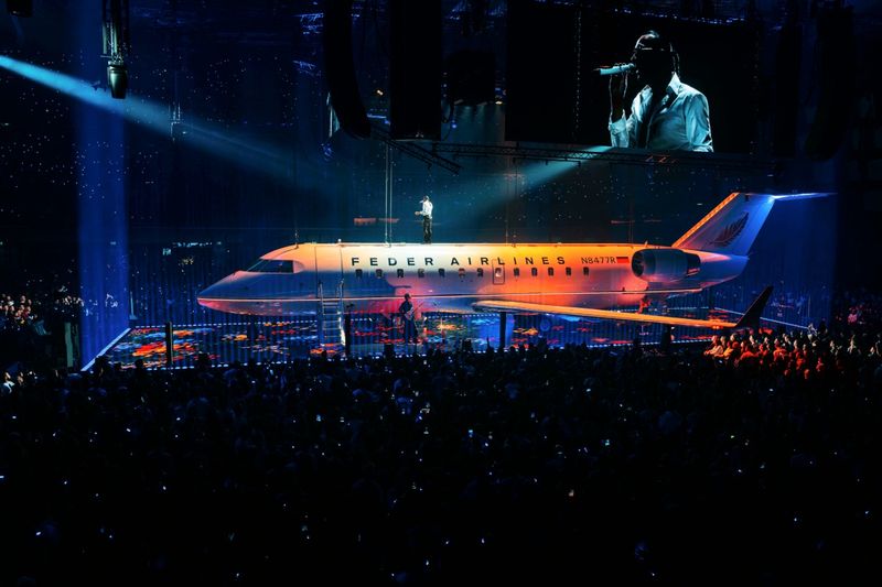 Zwischen Absturz und Steigflug: Apache 207 landet mit Flugzeug in der Stadthalle