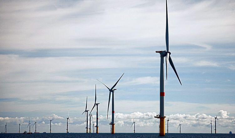 Eine Windfarm im Meer vor Westfrankreich