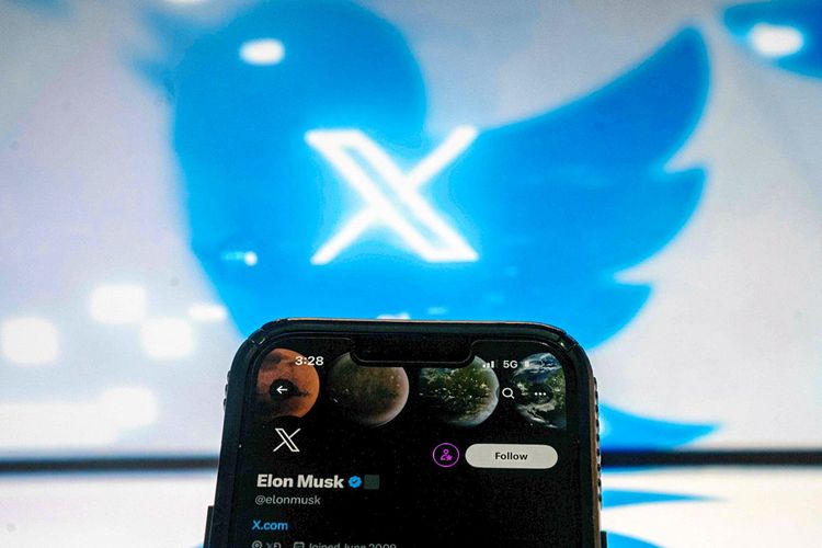 Diese Illustration zeigt die Twitter-Seite von Elon Musk vor dem neuen X-Twitter-Logo und dem alten Vogel-Twitter-Logo.