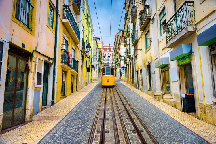 Tram steile Straße Portugal Lissabon