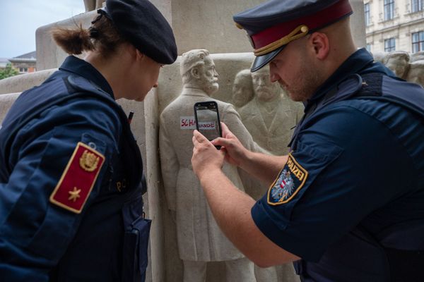 Polizeieinsatz-und-w-ste-antisemitische-Attacken-mitten-in-Wien-bei-Kunstaktion-am-Lueger-Denkmal