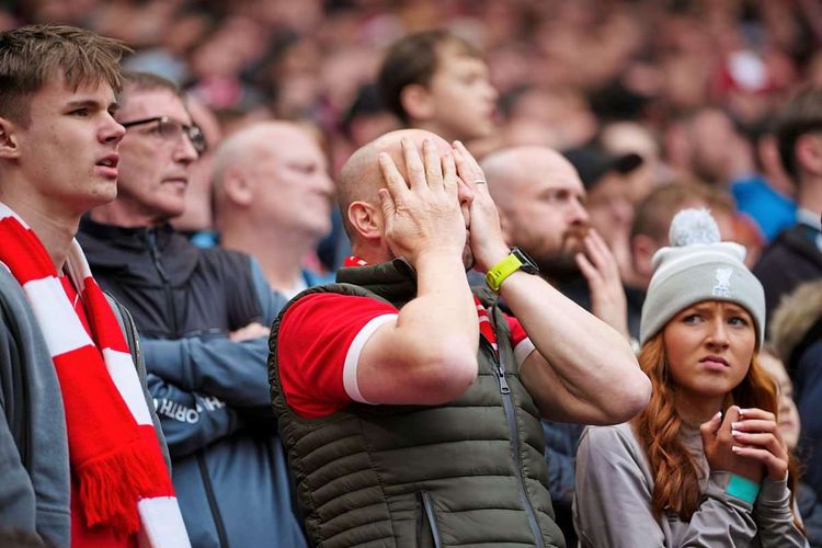 Ein Liverpool-Fan hält die Hände vor sein Gesicht.
