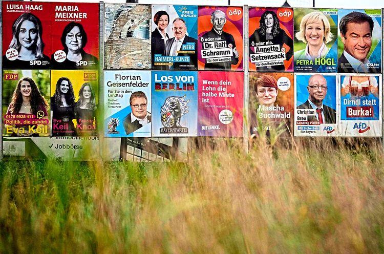 Wahlplakate im bayrischen Wahlkampf.